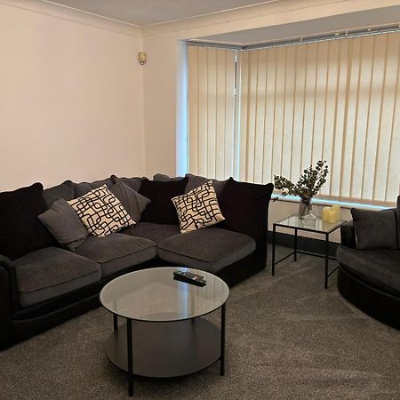 Cozy 3 Bed Home In Halifax With Secure Parking - Long & Short Stays Welcome! Buitenkant foto