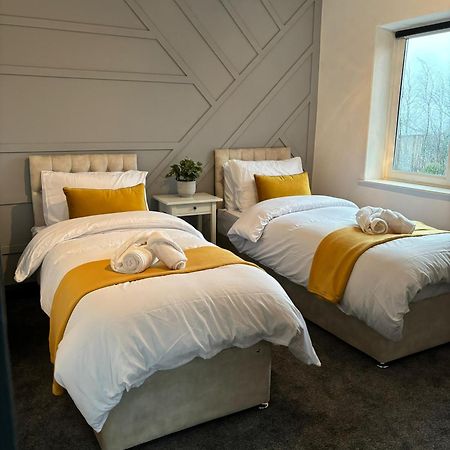 Cozy 3 Bed Home In Halifax With Secure Parking - Long & Short Stays Welcome! Buitenkant foto
