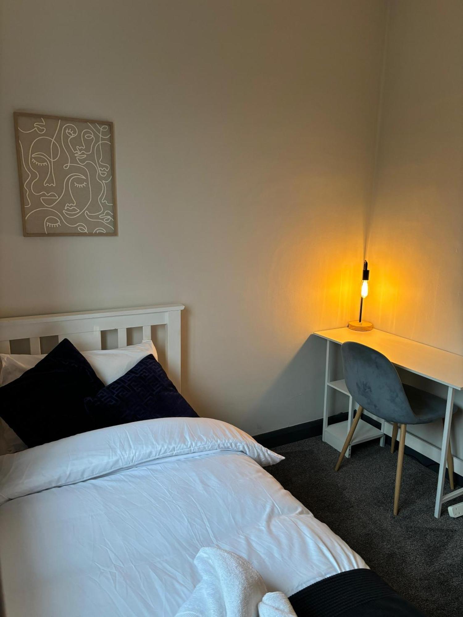 Cozy 3 Bed Home In Halifax With Secure Parking - Long & Short Stays Welcome! Buitenkant foto