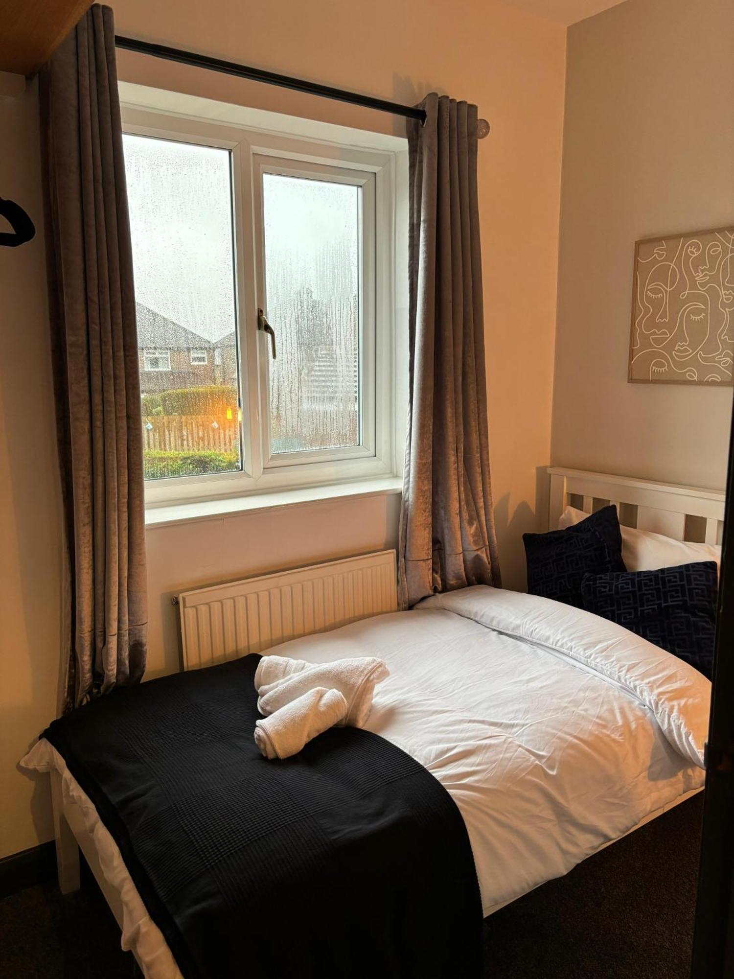 Cozy 3 Bed Home In Halifax With Secure Parking - Long & Short Stays Welcome! Buitenkant foto