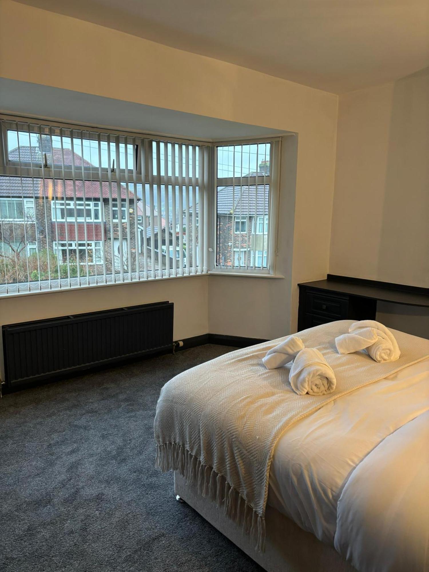 Cozy 3 Bed Home In Halifax With Secure Parking - Long & Short Stays Welcome! Buitenkant foto