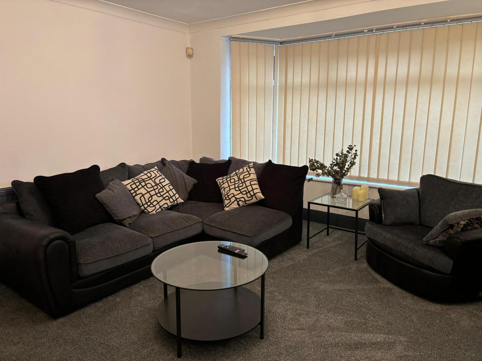 Cozy 3 Bed Home In Halifax With Secure Parking - Long & Short Stays Welcome! Buitenkant foto