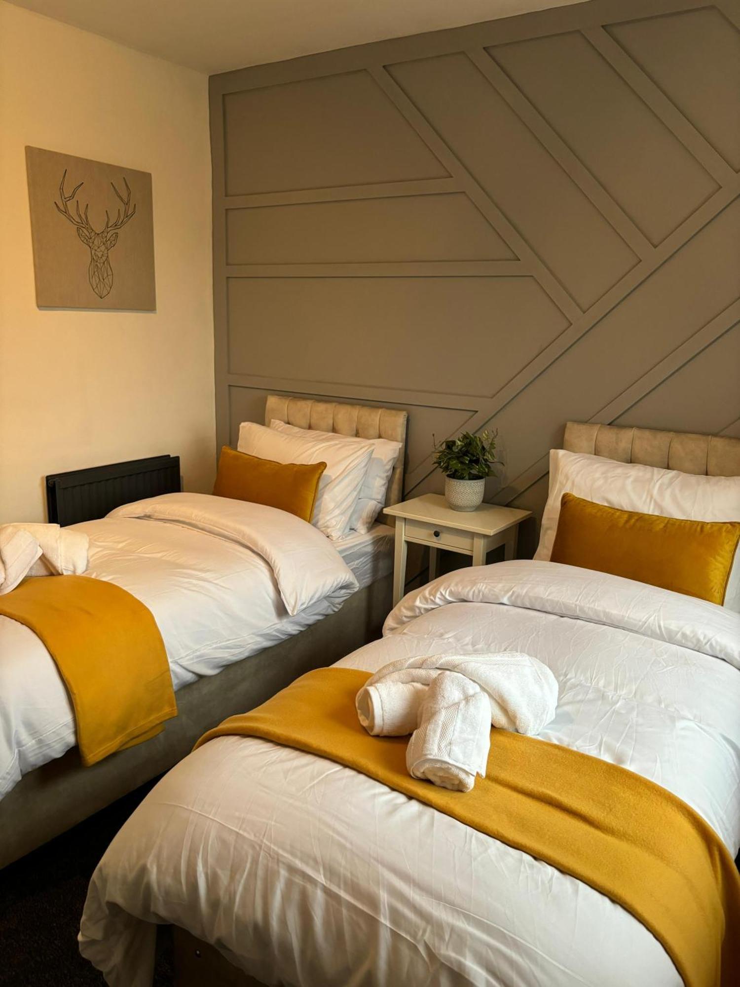 Cozy 3 Bed Home In Halifax With Secure Parking - Long & Short Stays Welcome! Buitenkant foto