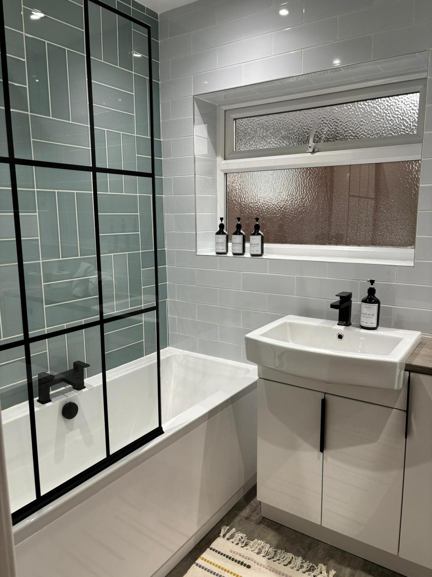 Cozy 3 Bed Home In Halifax With Secure Parking - Long & Short Stays Welcome! Buitenkant foto