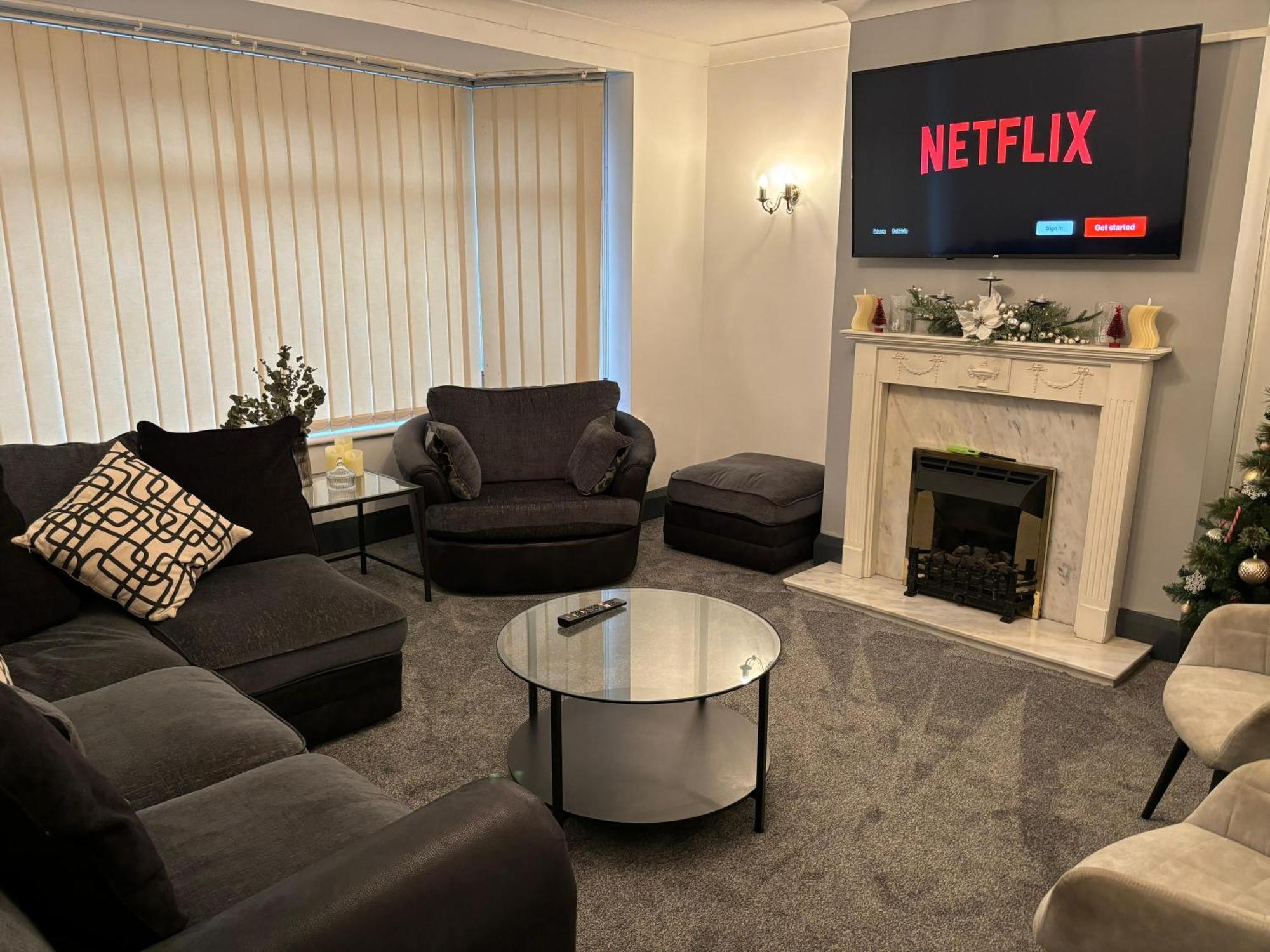 Cozy 3 Bed Home In Halifax With Secure Parking - Long & Short Stays Welcome! Buitenkant foto